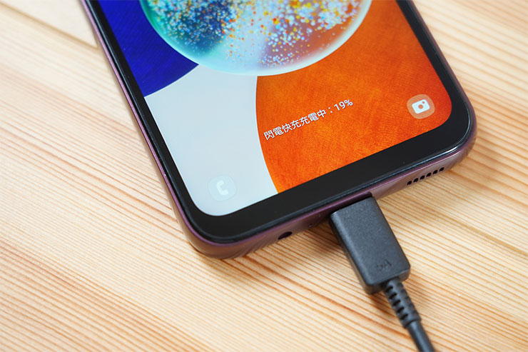 Galaxy A14 5G 可支援 15W 閃電快充。