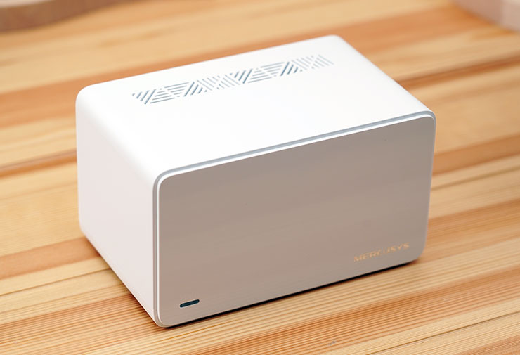H90X 的造型為立方體設計，搭配邊角修圓設計更呈現簡約美感，尺寸大小相較於先前的 H80X 略大一些。