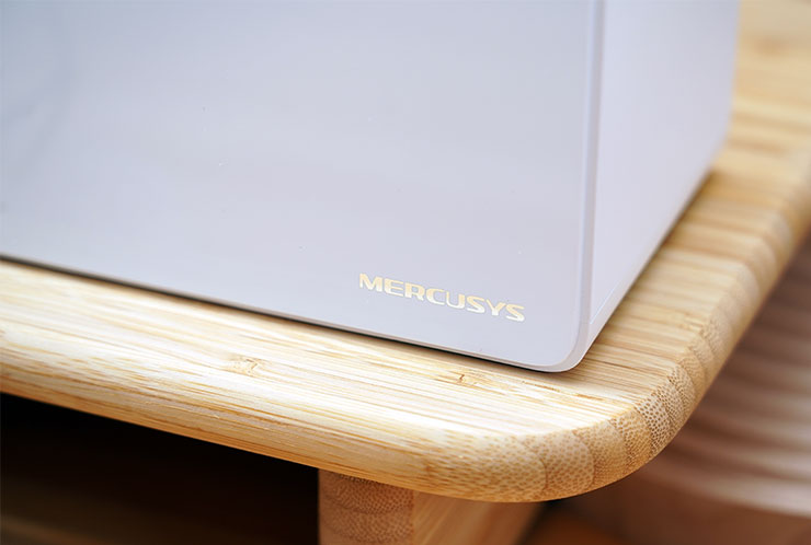 機身正面的 MERCUSYS 搭配銀色處理，有種低調的美感。