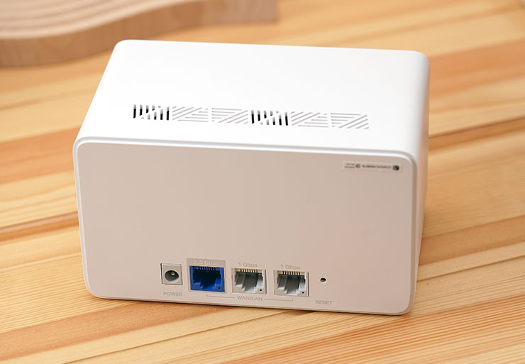 機身後側設置了 I/O 埠區。