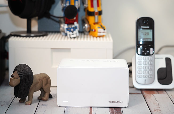 H90X 體積小巧，無天線設計的外型也相當簡約，對於使用者來說安裝設置更節省空間，也能融入不同風格的空間之中。