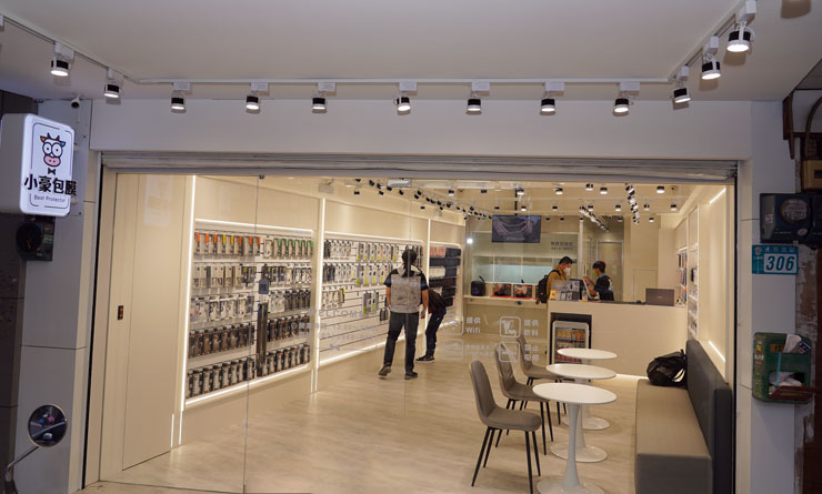 小豪包膜三重旗艦店 2.0 店內的空間十分寬闊明亮。