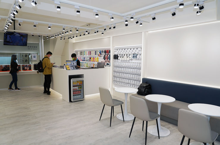 位於門口右側的顧客休息區，備有舒服的桌椅與沙發。