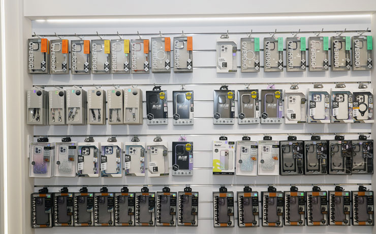 店內的商品展示架上陳列了各大品牌的保護殼，類型一應俱全。