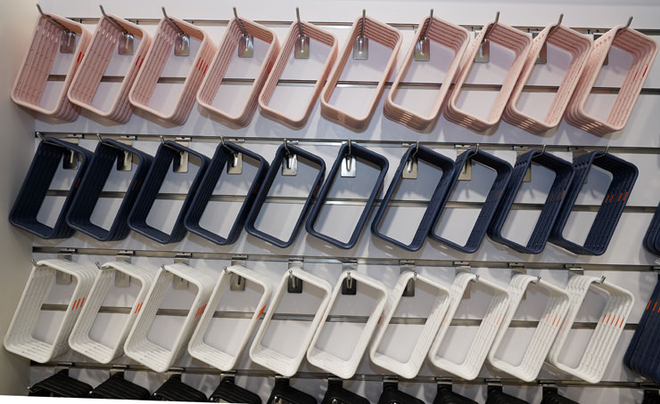 各種不同色款的「鑽石框」，老闆說只要到店裡包膜就送！