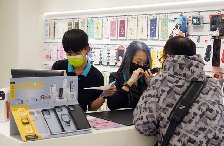 櫃台處有親切的店員為大家服務，在交付手機包膜前也會詳細檢查外觀並協助清理哦！真的好安心！