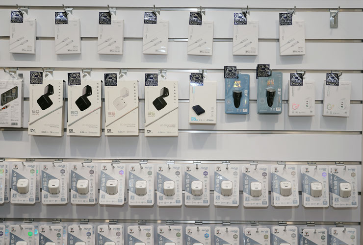 櫃台旁也可以看到 HAO 品牌的系列產品，包括快充線、快充車用充電器與阿祥剛開箱過的 HAO GaN 48W 快充頭哦！