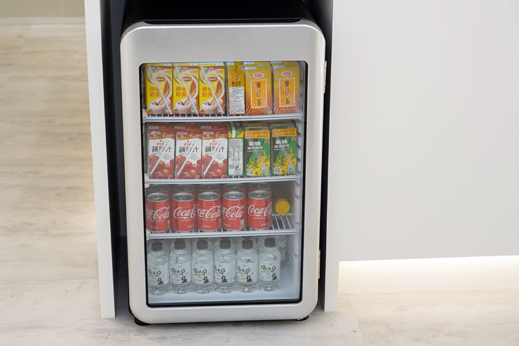 店內的冰箱也準備了各類型的飲料免費提供給顧客自取。