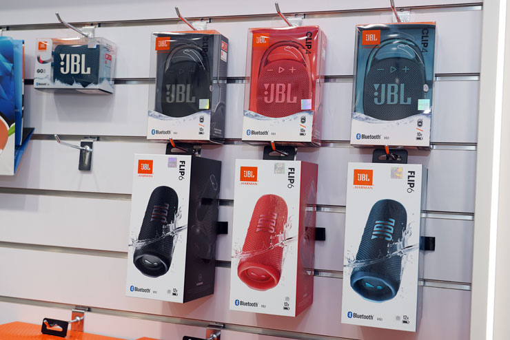 色彩豐富的 JBL Clip4、Flip4 行動藍牙喇叭是小豪包膜門市的新進產品。