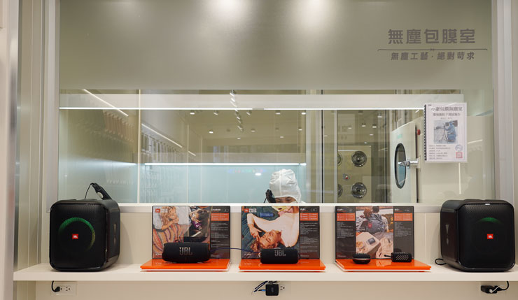 店內後側的無塵包膜室，完全透明的玻璃也可以讓顧客直接觀看無塵室內師傅的包膜過程。