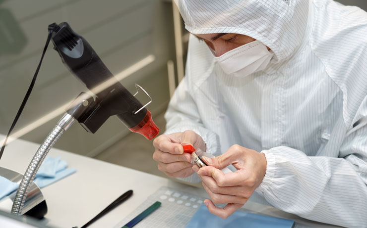 在無塵室內的師傅也都是全身無塵衣、口罩，進入無塵室也需要通過風浴廊道吹下身上的灰塵。