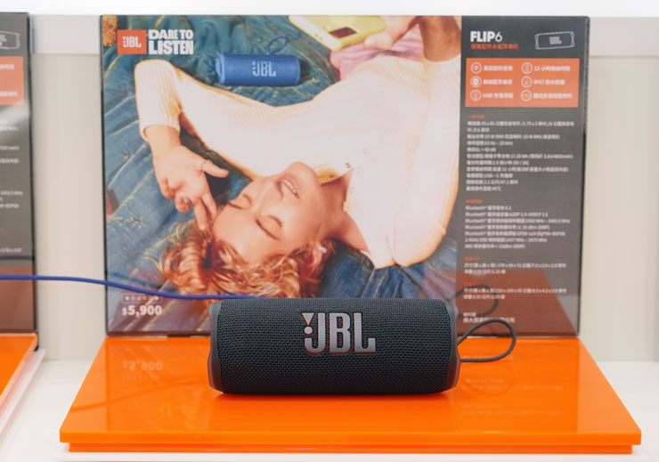 另一款 Flip6 的造型設計也同樣特別，同時有多達 8 種不同色彩可以選擇，更有著長達 12 小時的持續播放能力。