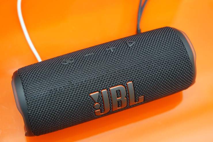 主要的控制按鈕整合於機身上方，操作十分直覺，同時也因為柱型設計，採左右兩側發聲，弧型低音單體的低頻力道充足，獨立的高音喇叭也有明亮的高頻表現。