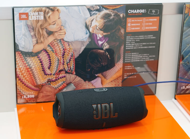 體積略大的 Charge5 稱得上是可以隨身攜帶的「小鋼炮」，除了同樣具備 IP67 防水防塵能力，更有著兩組低音喇叭配置，出力更為強勁，同時也有長振幅驅動器與獨立高音喇叭，音色表現更為平均。
