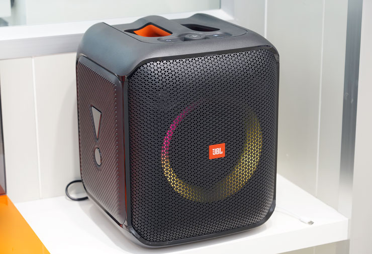 最後壓軸的 Partybox Encore Essential，雖然看起來是一般音箱的尺寸，但卻是內建有電池的可攜式設計，不插電也能播放長達 6 個小時之久，而且也支援兩台串接成為左右聲道音響。