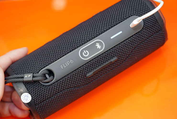 同樣控制按鈕也位於機身頂部，並可安裝掛繩，似乎很適合帶出去露營，掛在營柱上使用？