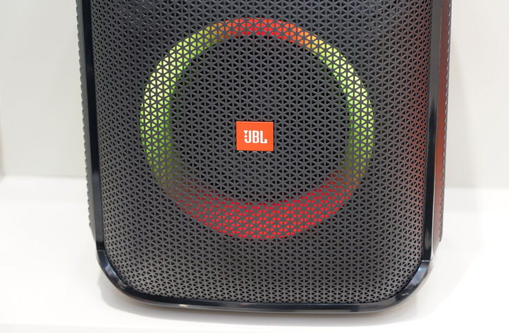 比較特別的是 Partybox Encore Essential 在前方的網罩內也配置有 RGB 燈效，可隨著音樂節奏律動，堪稱是開趴神器啊！