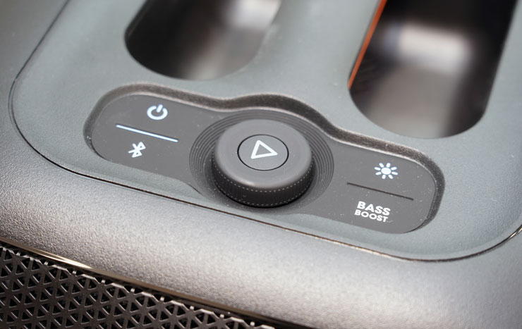 頂部可看到控制面板區，播放鈕與音量調整旋鈕整合其中，操作更為便利。