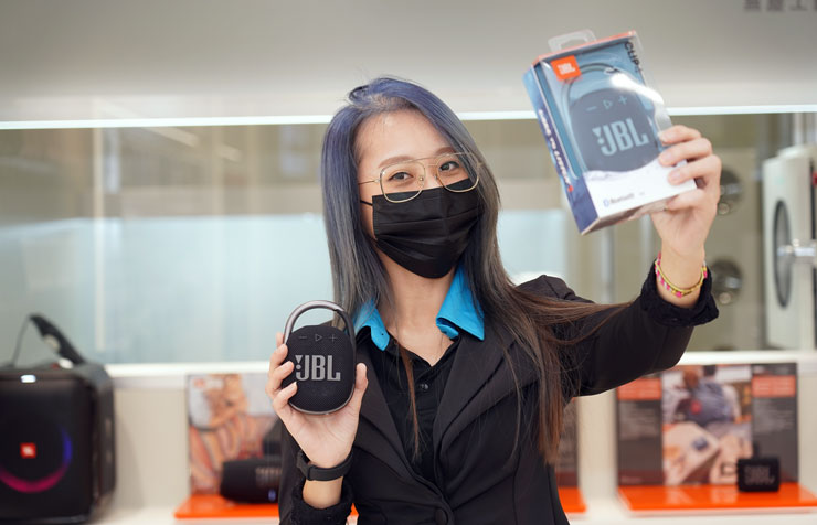 小豪包膜新北店經理豆豆也將在小豪包膜三重旗艦店 2.0 服務大家，除了來包膜，也可以親身體驗一下 JBL 藍牙喇叭的震撼力！