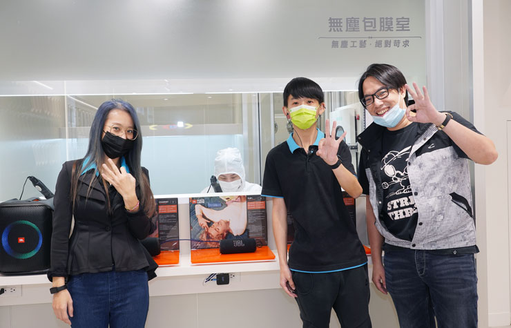 手機包膜、貼玻璃保護貼到小豪包膜三重旗艦店 2.0 保證 OK！另外一提，小豪包膜未來也將持續展店，所以也不斷招兵買馬，有心想要進軍包膜行業的朋友也歡迎加入，聽說員工待遇與福利都很不錯呢！