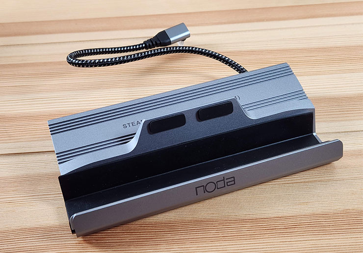 noda Steam Deck Docking Station 開箱:八合一擴充基座,好用嗎? - 阿祥的網路筆記本 置放主機的地方有皮面貼片可以避免 Steam Deck 主機刮傷