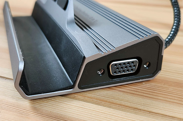 noda Steam Deck Docking Station 開箱:八合一擴充基座,好用嗎? - 阿祥的網路筆記本 這個皮面的貼片沒有很好貼,阿祥自己反履貼了好幾次才貼準…底座右側有一個 VGA 輸出
