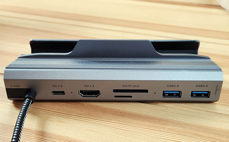 noda Steam Deck Docking Station 開箱:八合一擴充基座,好用嗎? - 阿祥的網路筆記本 後側的 I/O 埠,有一組 PD 3.0 支援的 USB Type-C 埠、HDMI 1.4 、SD 卡槽、microSD 卡槽、USB Type A 埠兩組(3.2 Gen1)