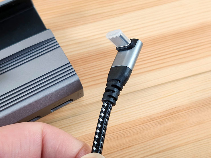 noda Steam Deck Docking Station 開箱:八合一擴充基座,好用嗎? - 阿祥的網路筆記本 底座上的 USB type C 線頭為 L 型,直連 Steam Deck 機頂部