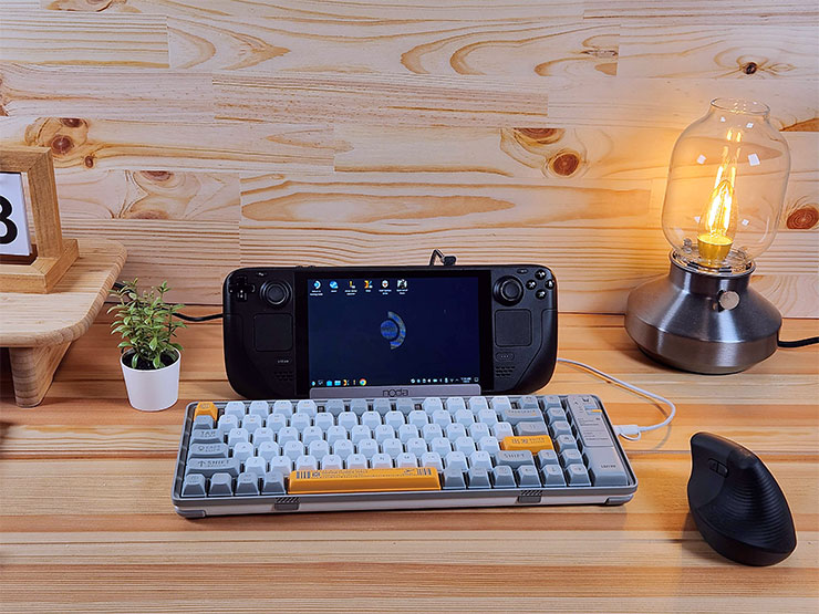 noda Steam Deck Docking Station 開箱:八合一擴充基座,好用嗎? - 阿祥的網路筆記本 連結上鍵盤、滑鼠,看起來挺有模有樣的