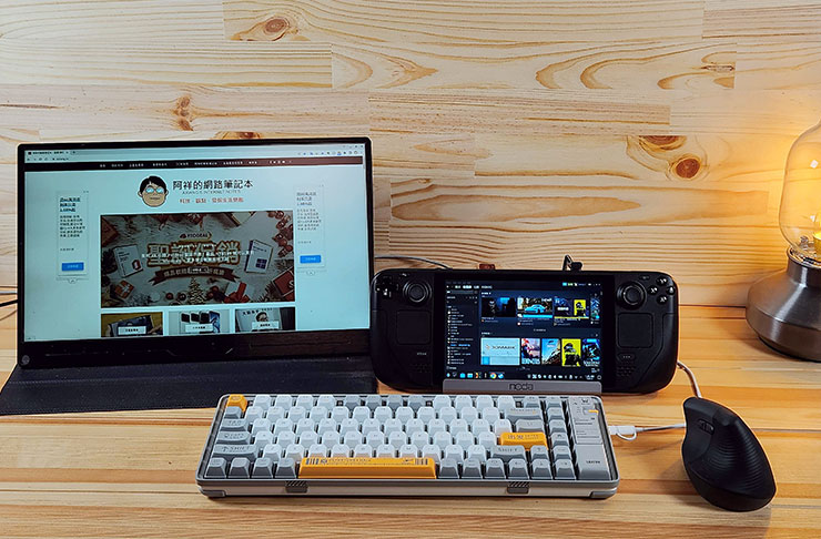 noda Steam Deck Docking Station 開箱:八合一擴充基座,好用嗎? - 阿祥的網路筆記本 Steam Deck 連結外螢幕與鍵鼠的樣子