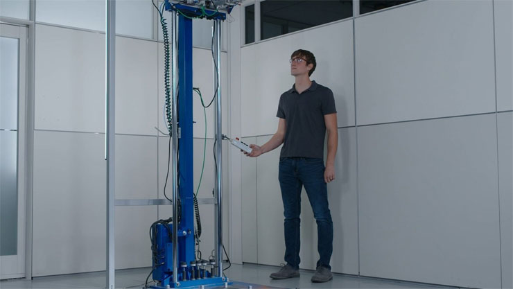 康寧官方確認三星 Galaxy S23 系列將是首個採用 Gorilla Glass Victus 2 玻璃的手機! - 阿祥的網路筆記本 康寧原廠實驗室的跌落測試