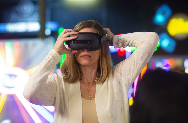 ThinkReality VRX 是新一代 VR 頭盔，專為沉浸式培訓、協作和 3D 設計而生。