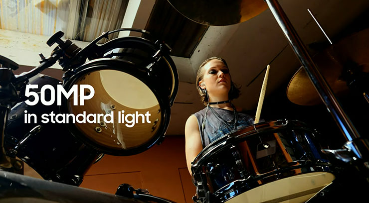 一般室內光源可以像素 4 合一技術拍攝 5000 萬畫素照片