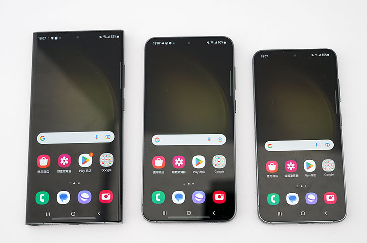 三款 Galaxy S23 系列新機皆採用 Dynamic AMOLED 2X 面板，螢幕尺寸左至右為 Galaxy S23 Ultra 6.8 吋、S23+ 6.6 吋與 S23 6.1 吋，皆支援 120Hz Super Smooth 120Hz 更新率（僅 S23 Ultra 為自適應 10-120 Hz，S23 與 S23+ 為自適應 48-120Hz），三款手機也都支援 Vision Boost 技術，峰值亮度 1750 nits。