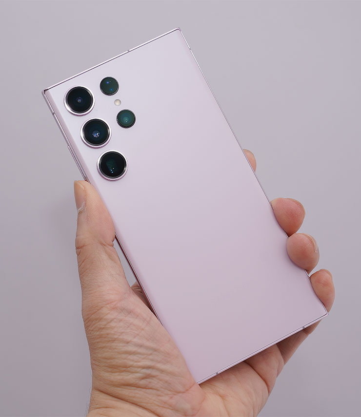 機身背面的設計基本上與去年的 S22 Ultra 相同。