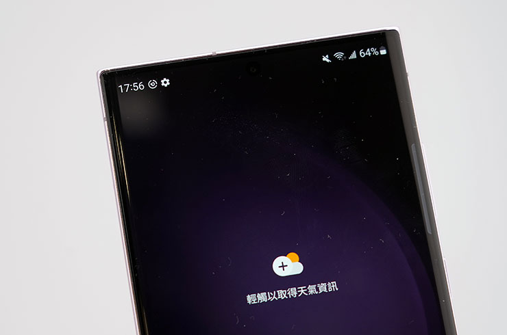 正面的雙曲面螢幕有略為緩和一些，並採用康寧的 Gorilla Victus 2 玻璃（背蓋也相同）。