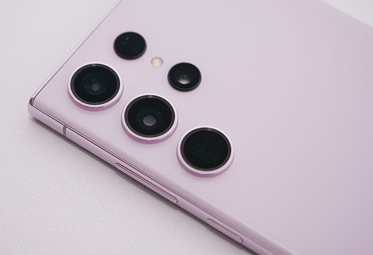 主相機同為四鏡頭 + 雷射對焦模組與補光燈。