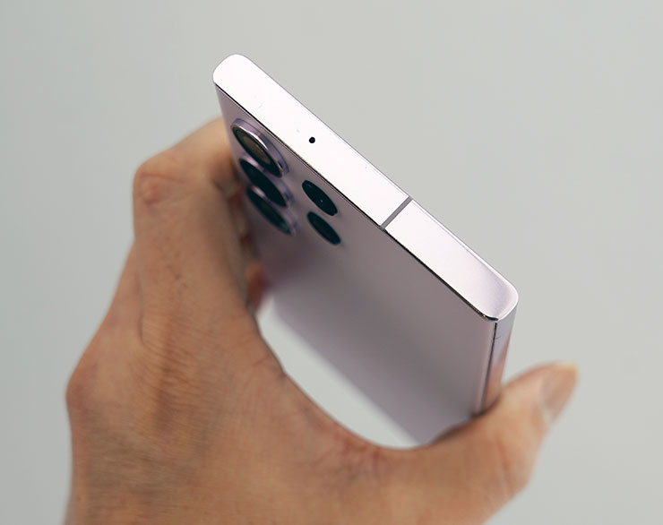 機身頂部同樣也是全平面設計，設置有第二麥克風。