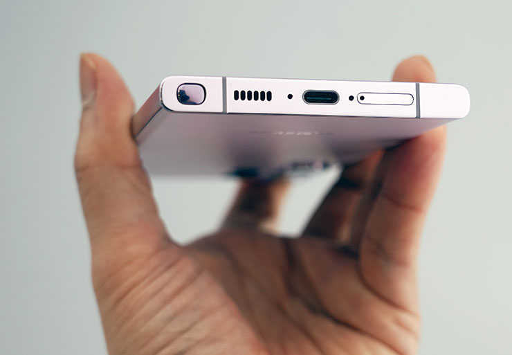 底部也為全平面設計，設置有 S Pen 筆槽、揚聲器孔、麥克風、USB-C 埠與 SIM 卡槽。