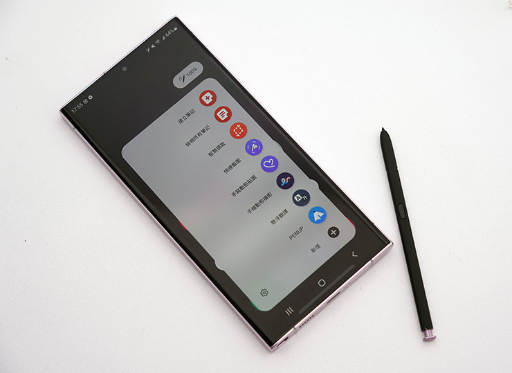 內置式的 S Pen 同為全黑筆身，僅筆尾色彩與邊框相同。