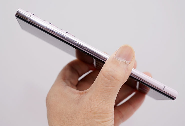 機身邊框相較過去更為平坦一些，但與機身正反面的銜接仍有曲面過渡，手感與過去不同，感受挺正面的，同樣實體按鈕如音量鍵、側鍵都位於右側。