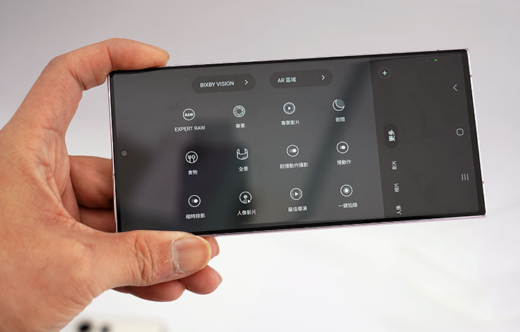 相機中的所有模式，比較特別的是 Expert RAW 應用也成為模式之一，而非獨立應用（初次使用仍要下載安裝，且在程式列表中也有獨立啟動功能）。