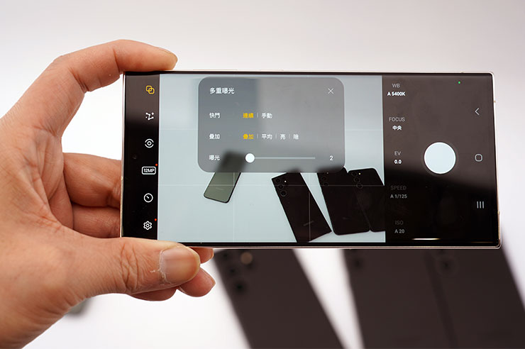 多重曝光功能可允許我們進行連續 / 手動的多重曝光，也有四種疊合模式與最大 9 次的曝光數。