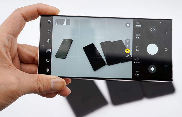 Expert RAW 應用的拍攝介面更為專業。