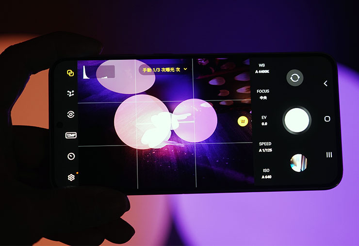 手動多重曝光時可依照畫面指示按下快門三次來疊合影像。