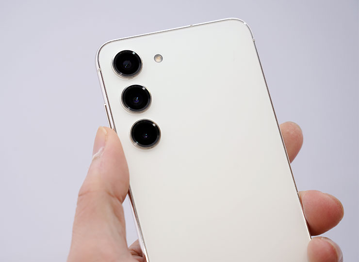 小尺寸的 Galaxy S23 也有不俗的硬體規格，螢幕、電量都有進步，邊框手感也十分出色。