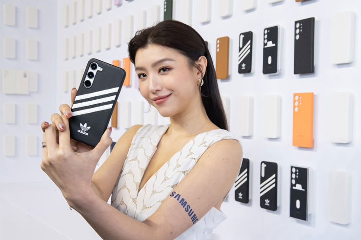 同步推出多款外型與功能兼具的原廠配件，包括皮革保護殼、軍規型多功能保護殼以及矽膠薄型保護殼等