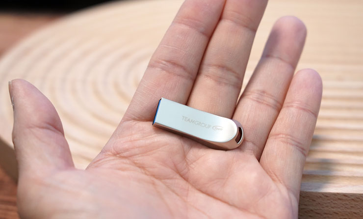 十銓科技 TEAMGROUP C222 精鋅碟開箱:顏值先決,打造數位時尚潮流! - 阿祥的網路筆記本 體積小巧的 TeamGroup C222 精鋅碟擁有出色質感與獨特的一體成型設計。