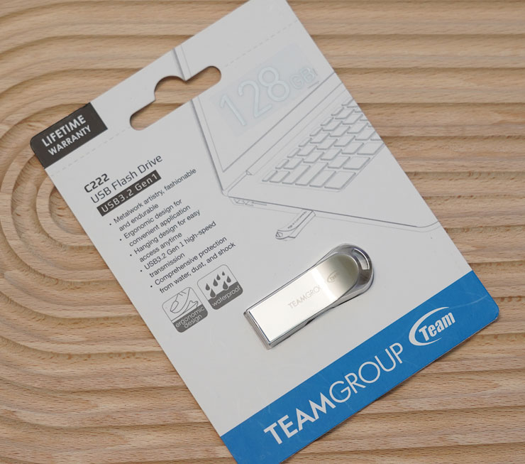 十銓科技 TEAMGROUP C222 精鋅碟開箱:顏值先決,打造數位時尚潮流! - 阿祥的網路筆記本 C222 精鋅碟採用常見的吊卡式設計,正面的透明窗可以直接看到產品本體,搭配簡單的圖文編排視覺上更為簡約。