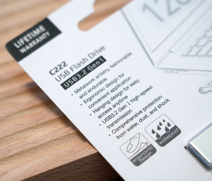 十銓科技 TEAMGROUP C222 精鋅碟開箱:顏值先決,打造數位時尚潮流! - 阿祥的網路筆記本 包裝正面可看到產品的主打特色與規格,除了符合人體工學的弧面設計,C222 精鋅碟本體也兼具防水能力,使用上更具耐用性。